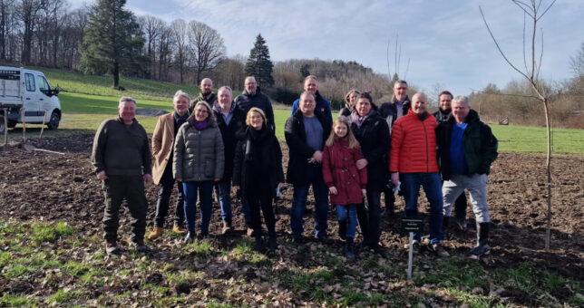 Piepenbrock Mitarbeiter und Geschäftspartner auf dem Gut Kuhweide in Hagen im Rahmen der Pflanzaktion "Gemeinsam den Spaten schwingen"
