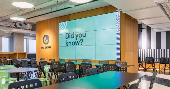 Sicherheit in den besten Händen Konferenzraum bei der OLX Group mit Sicht auf großen Bildschirm