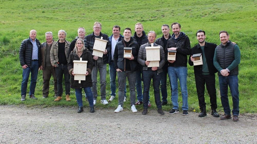 Bevor es zur Pfanzstelle der Piepenbrock Obstwiese ging, bauten die Teilnehmer Nistkästen und Fledermaushäuser zusammen.