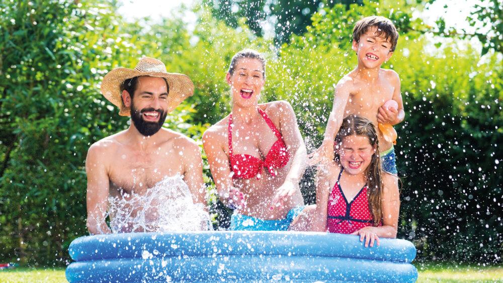 Bild einer Familie im Plansch-Becken
