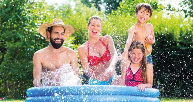 Bild einer Familie im Plansch-Becken