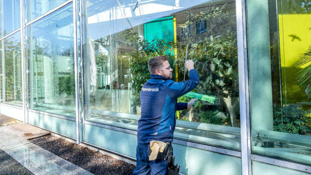Piepenbrock reinigt unter anderem Fenster.
