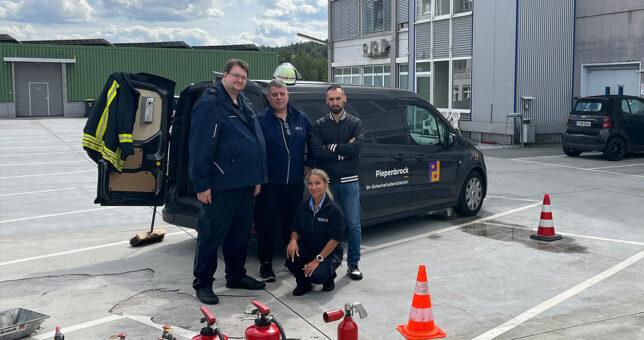 Gruppenbild von Teilnehmern der Ausbildung zur geprüften Schutz- und Sicherheitsfachkraft vor einem Piepenbrock Bulli
