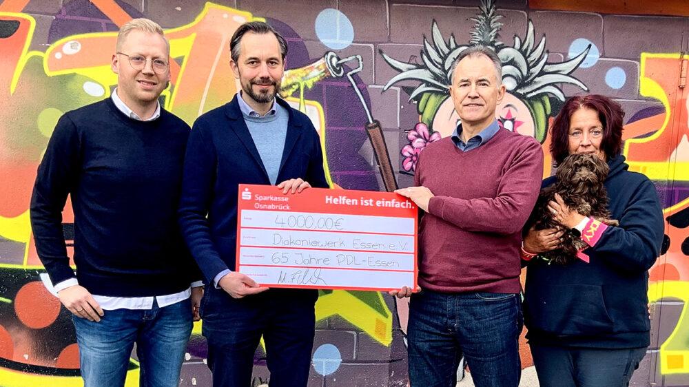 Die Piepenbrock Niederlassung Essen überreichte den symbolischen Spendencheck in Höhe von 4.000 Euro an das Diakoniewerk Essen e. v.