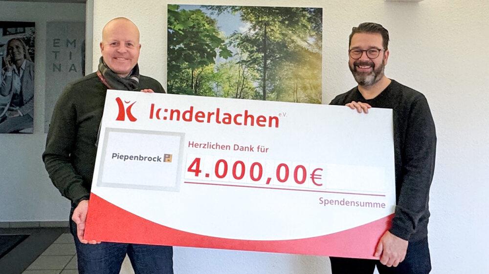 Marc Peine von Kinderlachen e.V. (rechts) bedankt sich bei Thorsten Seewöster, Geschäftsführer der Region Nord-West bei Piepenbrock, für die Spende über 4.000 Euro. (Bild: Piepenbrock Unternehmensgruppe GmbH + Co. KG)
