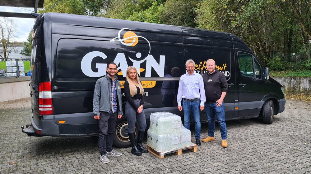 Reiner Diehlmann, Geschäftsführer der Planol GmbH + Co. KG, und Nadine Buresch, Assistenz der Geschäftsführung, übergeben die Spende an das Team der GAiN Germany gGmbH (im Bild links und rechts).