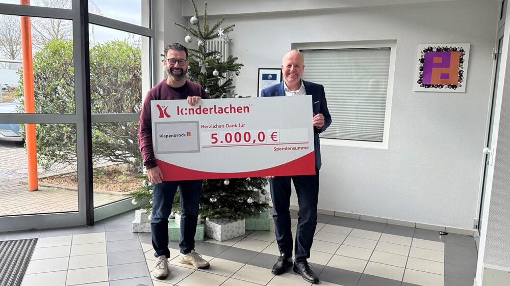 Thorsten Seewöster, Geschäftsführer der Region Nord-West bei Piepenbrock (rechts)., übergab den symbolischen Spendencheck an Marc Peine von Kinderlachen e. V.