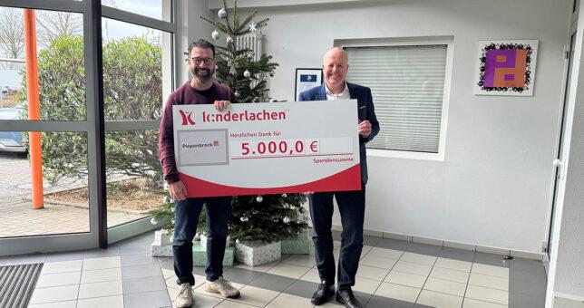 Thorsten Seewöster, Geschäftsführer der Region Nord-West bei Piepenbrock (rechts)., übergab den symbolischen Spendencheck an Marc Peine von Kinderlachen e. V.