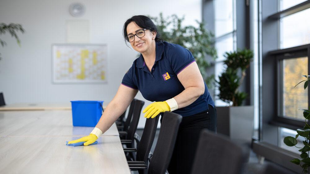 Reinigungskraft bei der Büroreinigung
