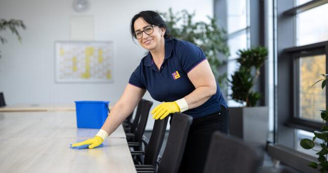 Reinigungskraft bei der Büroreinigung
