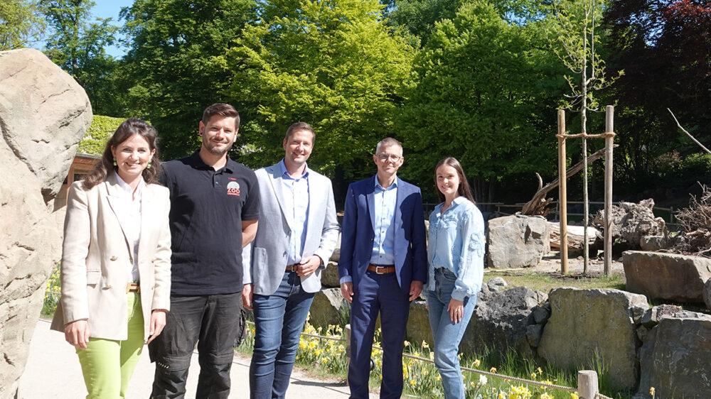Piepenbrock und der Zoo Osnabrück pflanzen gemeinsam einen Baum. (Bild: Zoo Osnabrück)