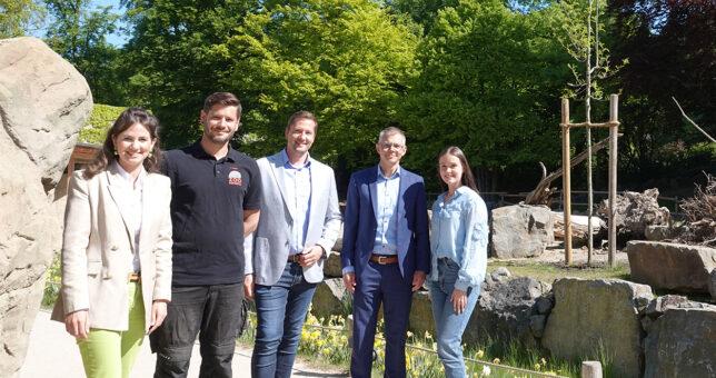 Piepenbrock und der Zoo Osnabrück pflanzen gemeinsam einen Baum. (Bild: Zoo Osnabrück)