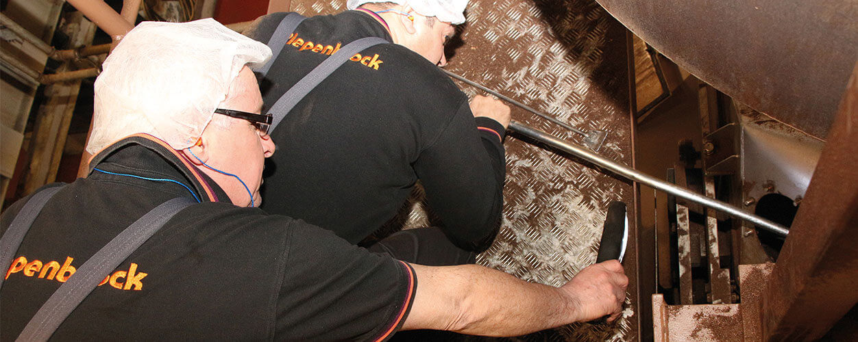 Spezielles Werkzeug zum reinigen der Röster wird gebraucht
