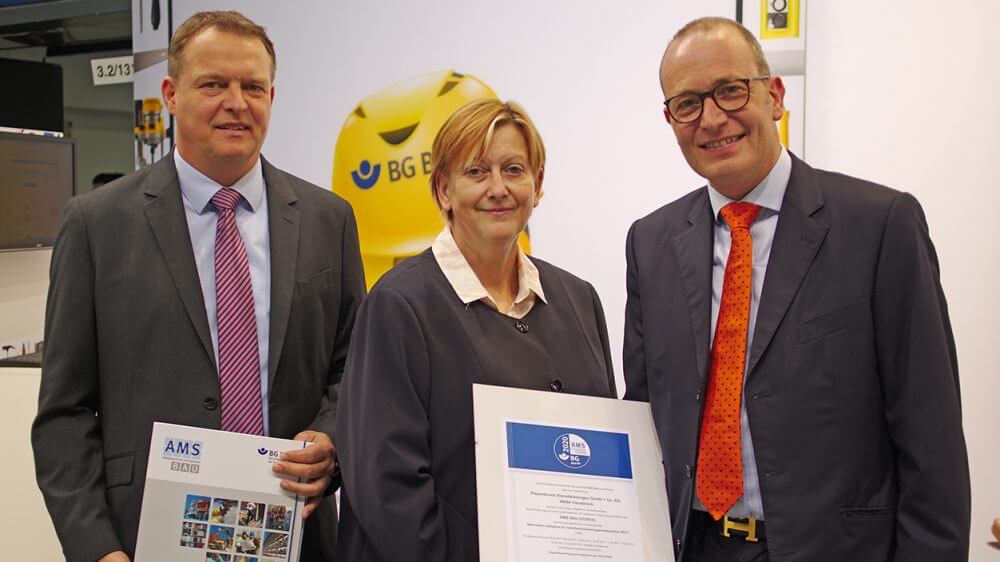 Offizielle Übergabe des AMS BAU-Zertifikats im September 2017 auf der CMS in Berlin.