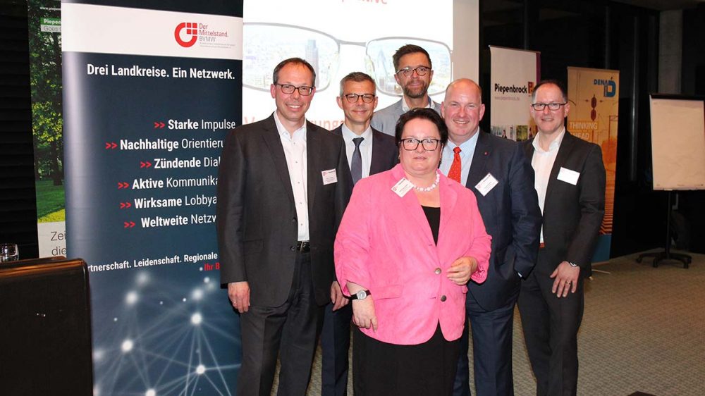 Gruppenfoto mit Referent Prof. Dr. Axel Koch auf einer BVMW-Veranstaltung im Piepenbrock Service Center