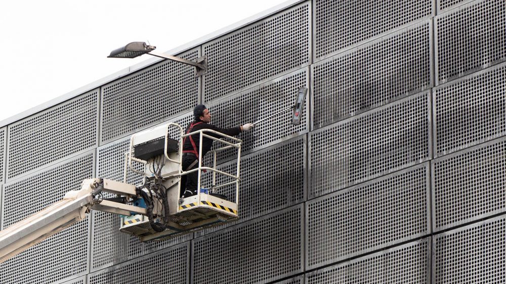 Piepenbrock reinigt Parkhausfassade am FMO