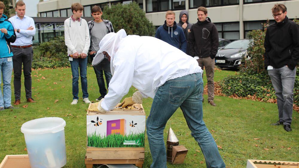 Vor den Augen interessierter Piepenbrock-Mitarbeiter machte Dieter Schimanski den Bienenstock fit für den Winter.