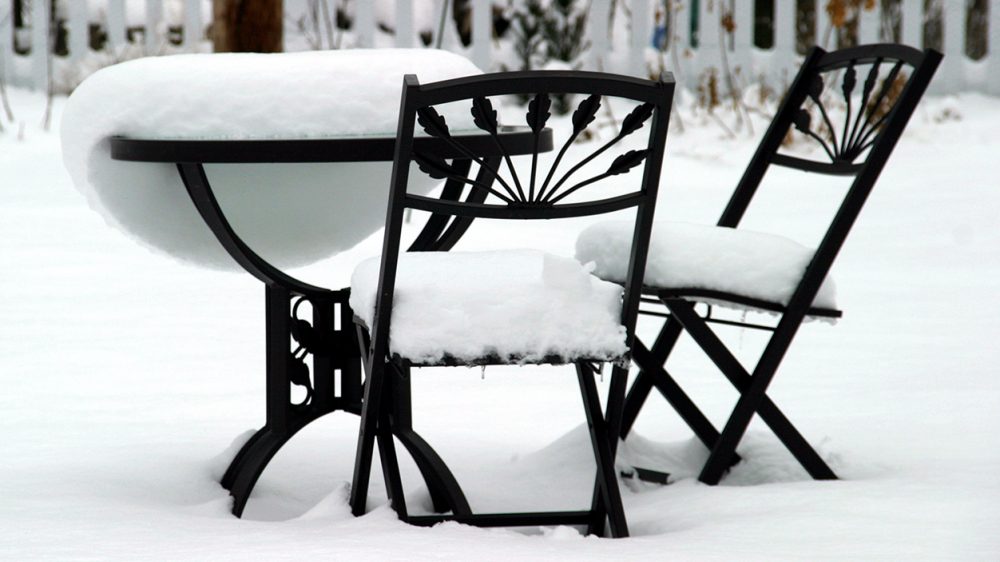 Beim Entwintern von Gartenmöbeln müssen einige Tipps beachtet werden. (Bild: Madeleine Openshaw - stock.adobe.com)