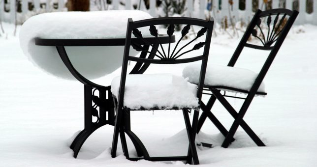 Beim Entwintern von Gartenmöbeln müssen einige Tipps beachtet werden. (Bild: Madeleine Openshaw - stock.adobe.com)