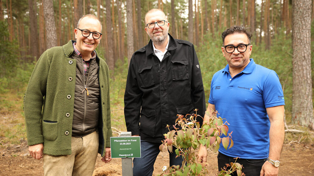 Gruppenbild Arnulf Piepenbrock, Mahmut Tümkaya und thyssenkrupp im Piepenbrocker Forst