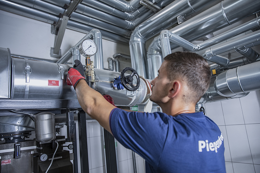 Definition von Condition Monitoring Piepenbrock-Mitarbeiter arbeitet an Maschine