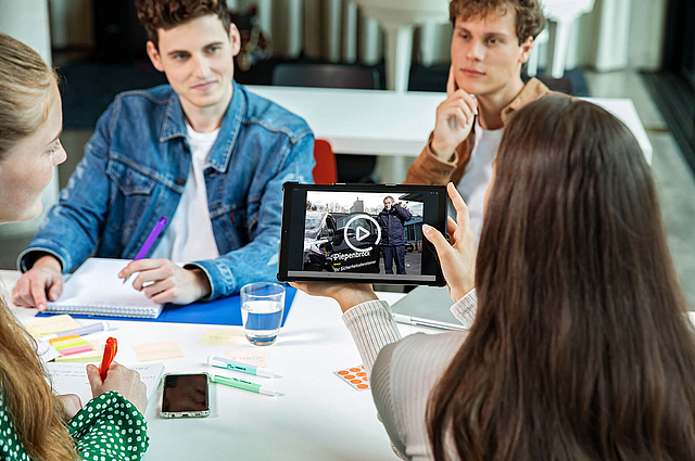 Auszubildende der Piepenbrock Sicherheit in einem Teammeeting 