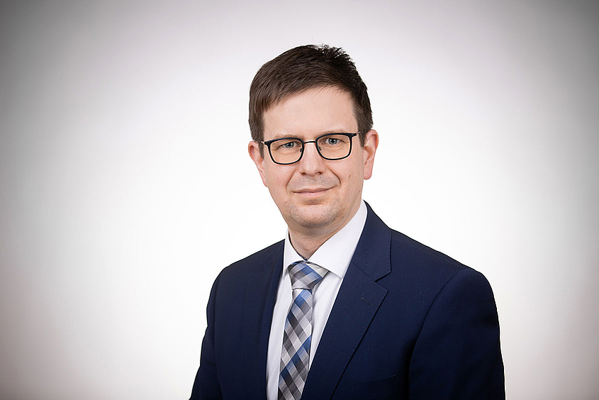 Silvan Schubmehl in dunklem Anzug und mit Brille