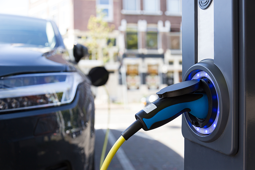 Fahrzeug steckt an E-Ladestation