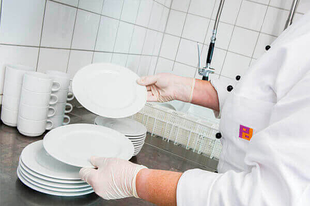 Piepenbrock Mitarbeiter führt Spüldienst durch