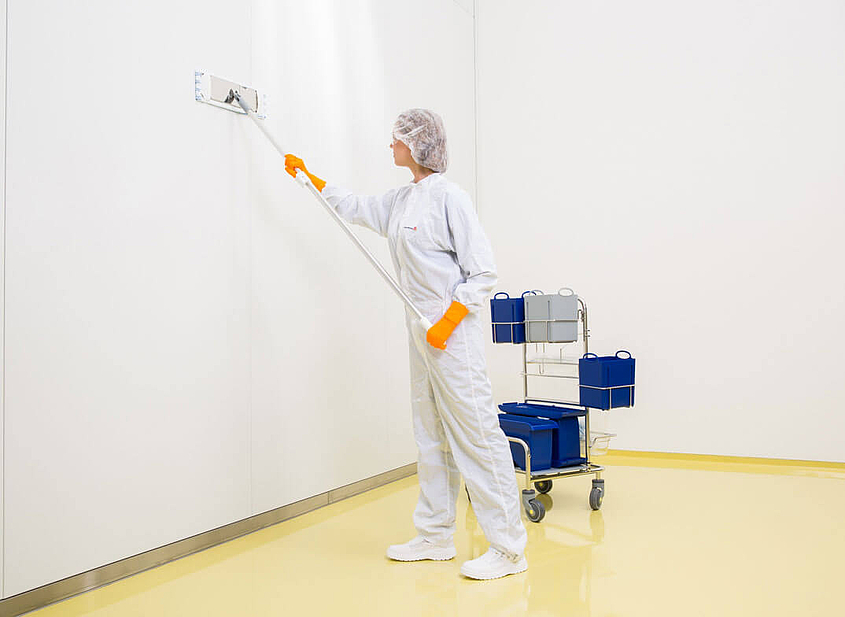 Piepenbrock Mitarbeiterin der Reinraumreinigung mit Schutzkleidung
