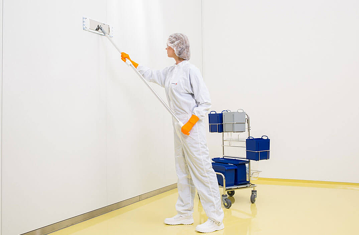 Piepenbrock Mitarbeiterin der Reinraumreinigung mit Schutzkleidung