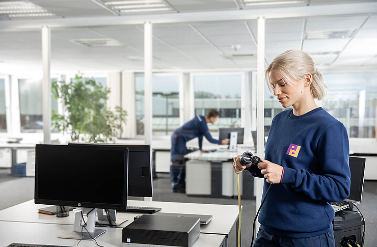 Piepenbrock Mitarbeiter führen Prüfservice aus