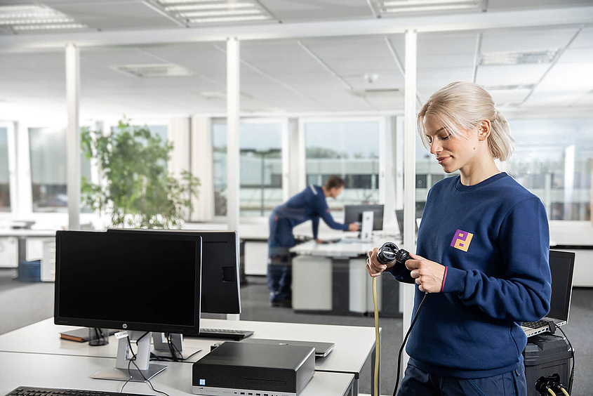 Piepenbrock Mitarbeiter führen Prüfservice aus