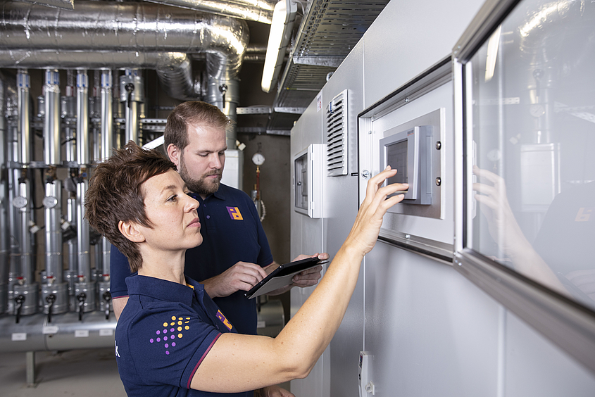Definition von ISO 50001 Piepenbrock-Mitarbeiter prüfen Schaltsystem