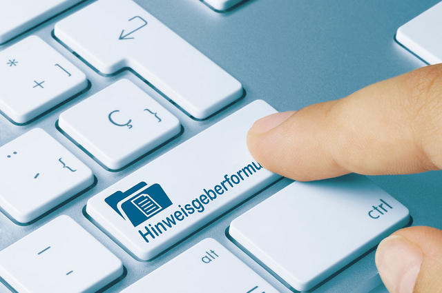 Ausschnitt einer Tastatur mit Text „Hinweisgeberformular“