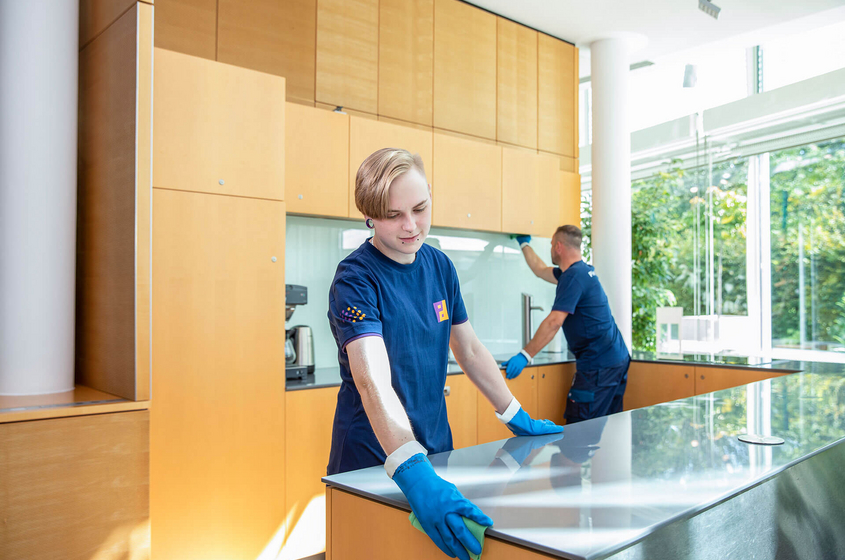 Mitarbeiter führen Gebäudereinigung der Küche durch