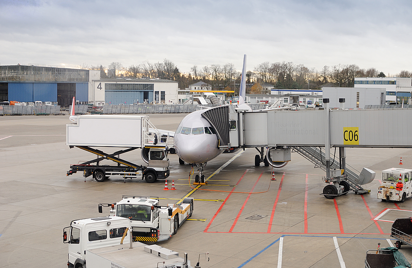 Definition von Flugzeugreinigung Flugzeug steht am Gateway