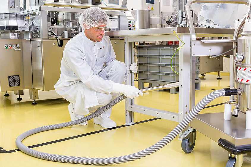 Piepenbrock Mitarbeiterin führt Reinraumreinigung durch
