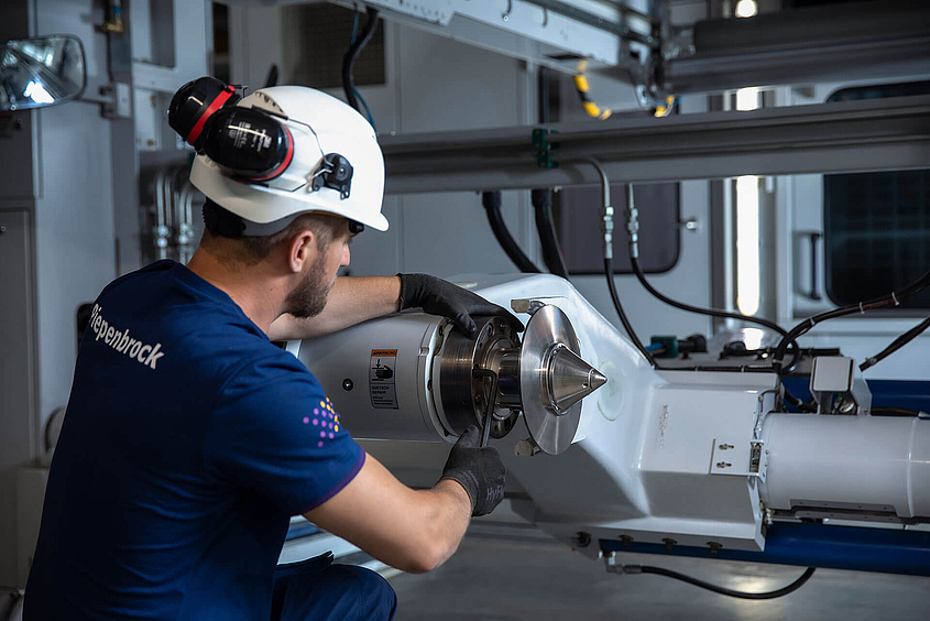 Mitarbeiter der Instandhaltung arbeitet an einer Maschine