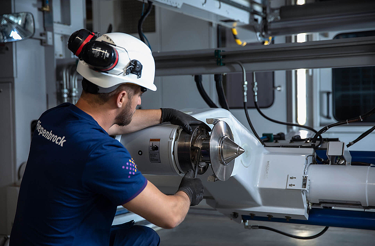Mitarbeiter der Instandhaltung arbeitet an einer Maschine