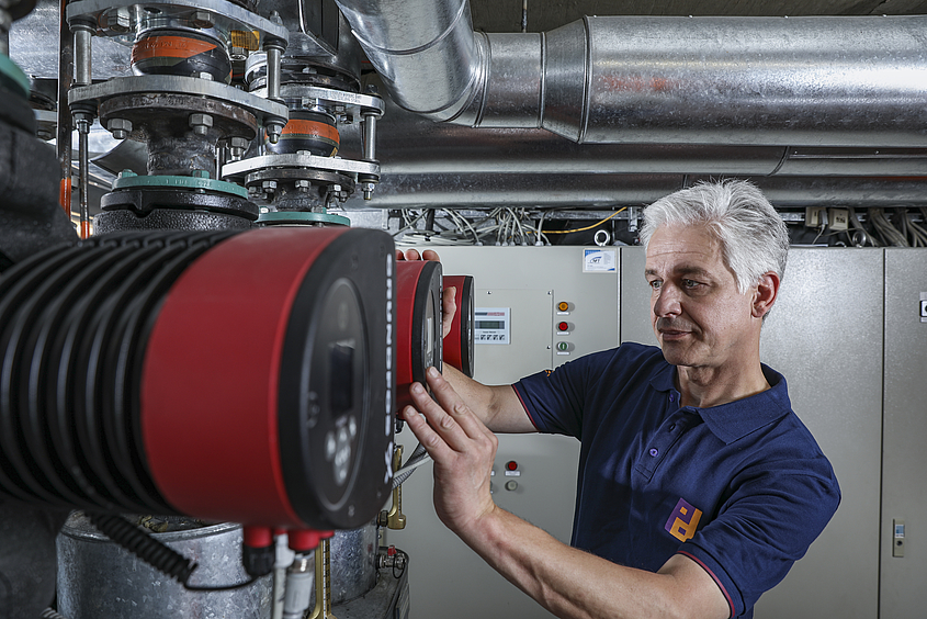 Definition von Gebaeudemanager Piepenbrock-Mitarbeiter stellt Anlage ein
