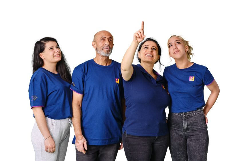 Definition von Putzfassade reinigen Gruppe von Piepenbrock-Mitarbeiter blickt nach oben