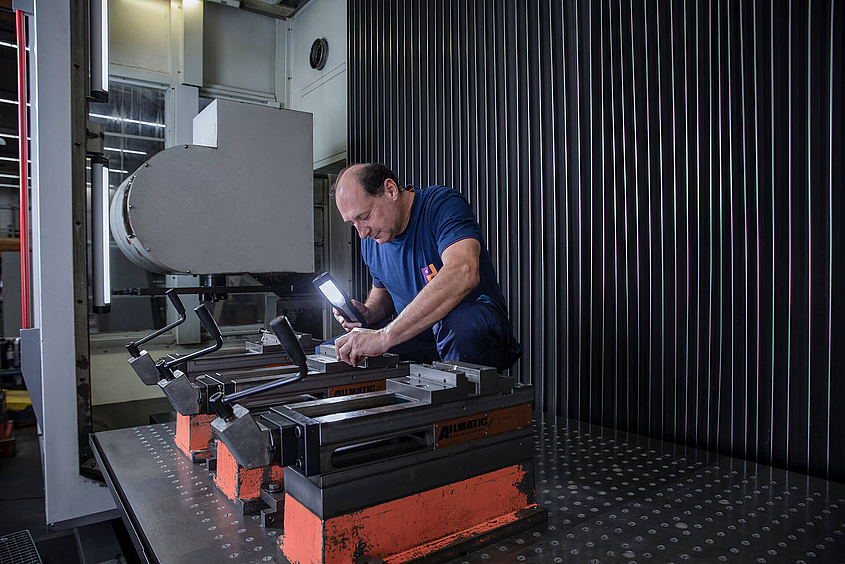 Mitarbeiter der Industriereinigung kontrolliert eine Maschine 