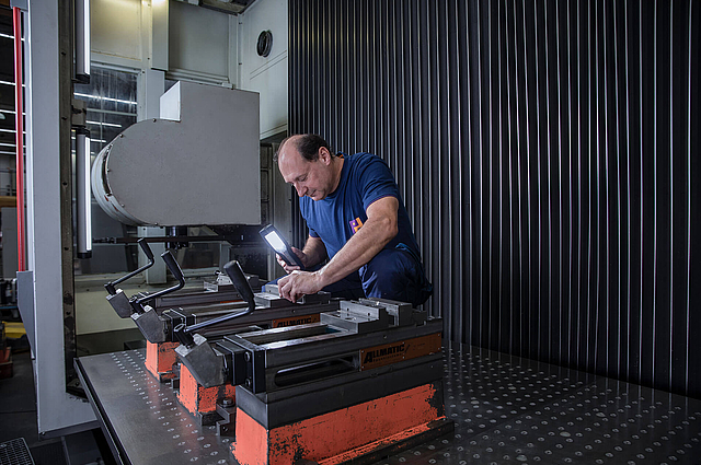 Mitarbeiter der Industriereinigung kontrolliert eine Maschine 