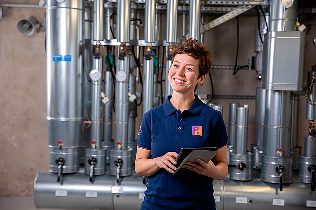 Piepenbrock Mitarbeiterin führt eine Energieberatung durch