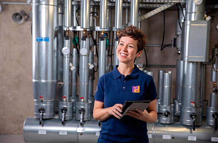 Piepenbrock Mitarbeiterin führt eine Energieberatung durch