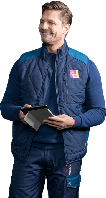 Piepenbrock Pürfservice Mitarbeiter mit Tablet 