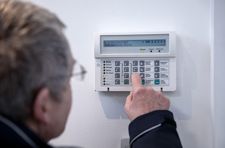 Mitarbeiter des Sicherheitsdienstes kontrolliert die Alarmanlage