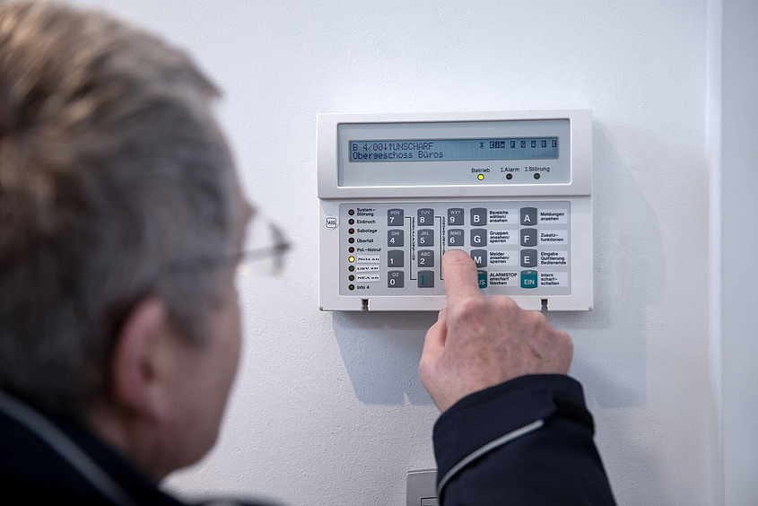 Mitarbeiter des Sicherheitsdienstes kontrolliert die Alarmanlage