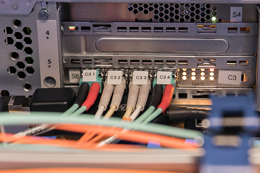 Definition von Computer Aided Facility Management Kabel in einem Rechner